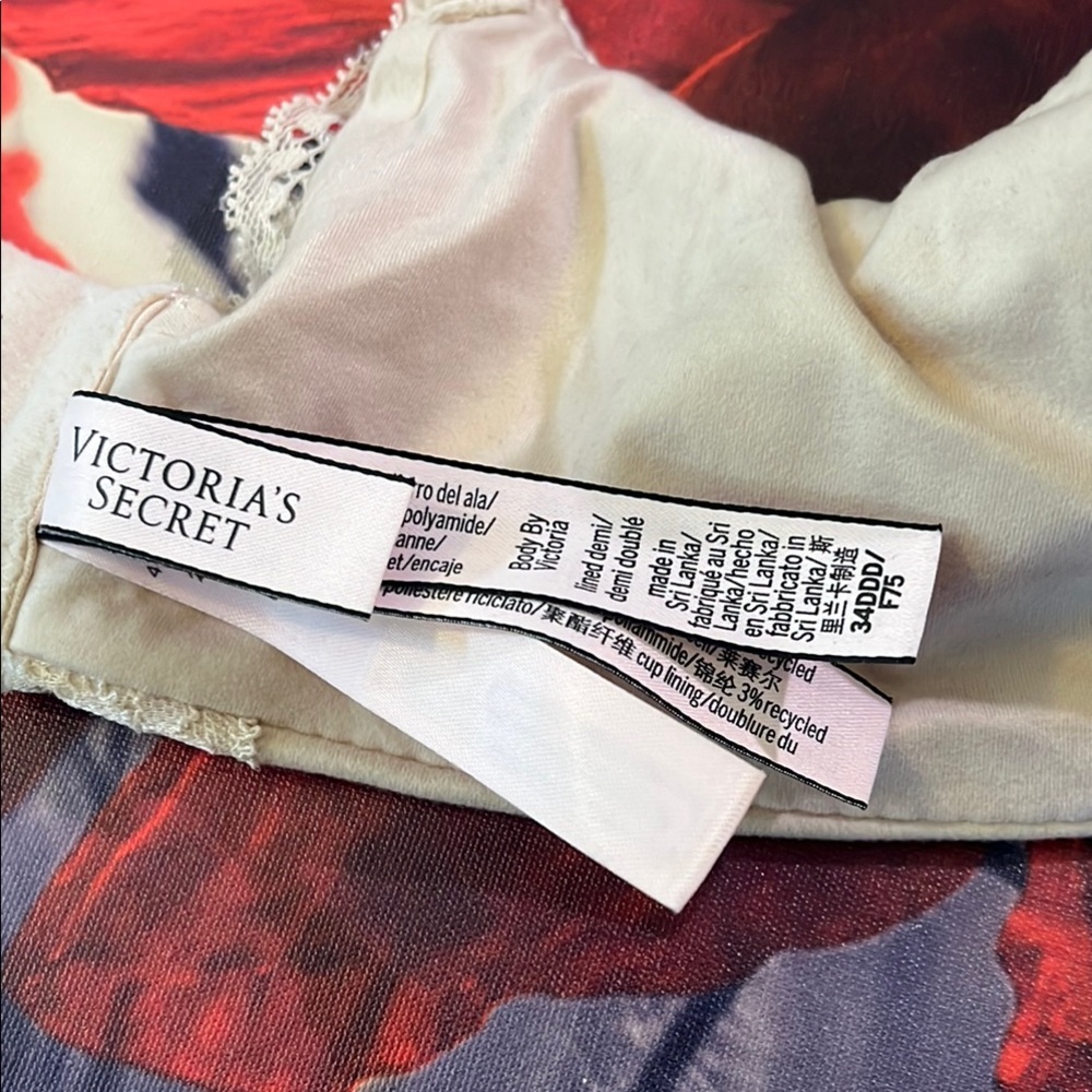 Victoria's Secret Cream Lace Bra - Picture 3 of 8